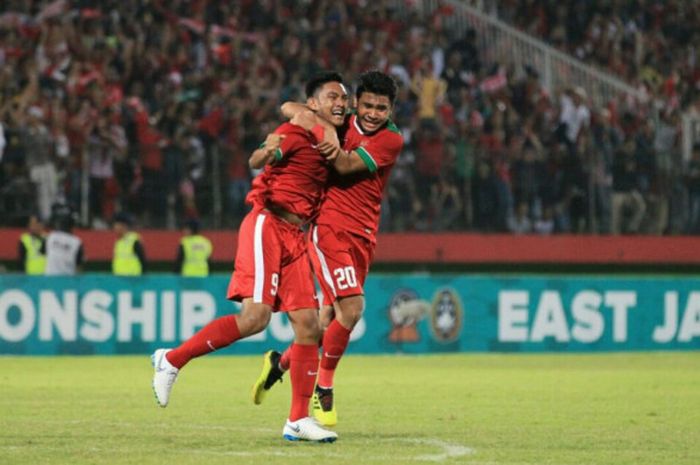 Muhammad Rafli Mursalim (kiri) dipeluk oleh Asnawi Mangkualam Bahar setelah mencetak gol penentu kemenangan timnas U-19 Indonesia saat menghadapi Vietnam dalam ajang Piala AFF U-19 2018 di Stadion Gelora Delta Sidoarjo, Sabtu (7/7/2018).