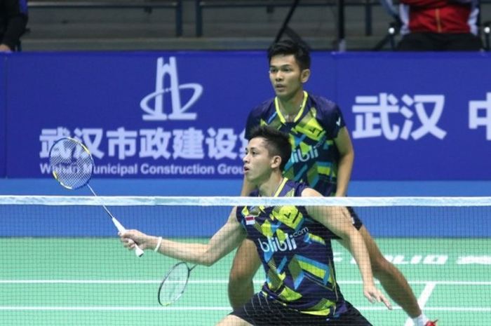 Pasangan ganda putra nasional, Muhammad Rian Ardianto/Fajar Alfian, saat menjalani pertandingan melawan Yong Kai Terry Hee/Loh Kean Hean (Singapura) pada babak kesatu Kejuaraan Asia yang berlangsung di Wuhan Sports Center Gymnasium, Wuhan, China, Rabu (26/4/2017). Rian/Fajar menang dengan skor 21-11, 21-15.