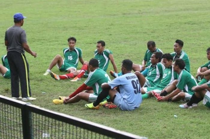 Para pemain Persebaya mendengarkan arahan pelatih Ahmad Rosidin (dua dari kiri) dan asisten pelatih Lulut Kistono (kiri) di lapangan Karanggayam, Surabaya. 