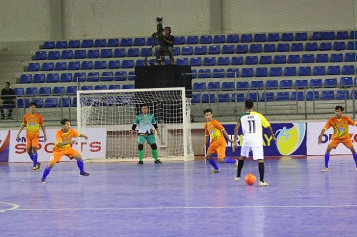 Futsal Jateng (Orange) saat lawan Futsal Sultra (Putih) di GOR Jatinangor, Sumedang, Minggu (17/9/2017)