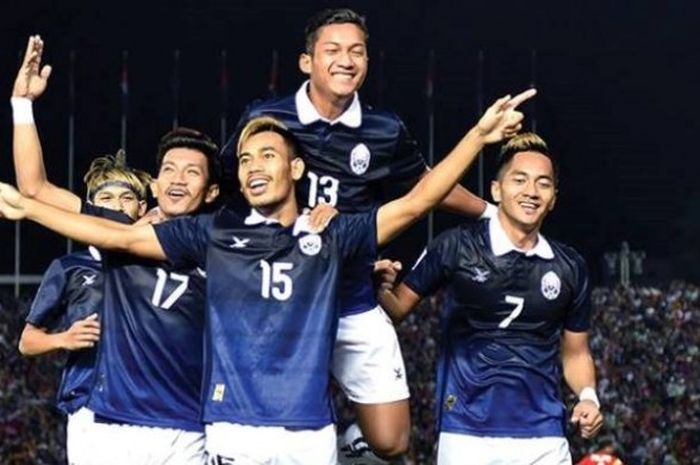 Para pemain Kamboja bersuka cita seusai mengalahkan Timor Leste di Stadion Olimpiade, Phnom Pehn, Jumat (21/10/2016) malam. 