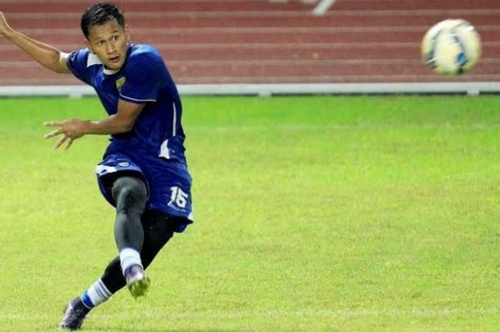 Striker muda Persib, Yandi Sofyan dalam sebuah latihan timnya di Stadion Wibawa Mukti, Cikarang, Kab Bekasi. 