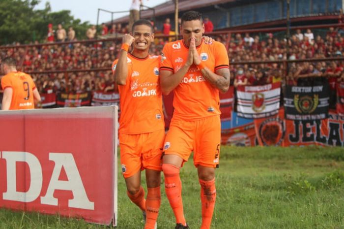 Bek Persija Jakarta, Jaimerson da Silva Xavier merayakan gol yang dicetaknya ke gawang tuan rumah PS