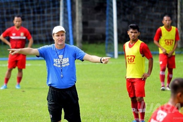 Pelatih Persiba Balikpapan, Timo Scheunemann, memberi instruksi pada sesi latihan timnya, awal April 2017.