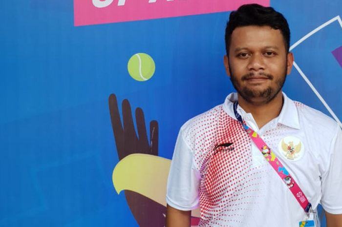 Pelatih utama tenis kursi roda Indonesia, Irfan Dwi, berpose seusai menjawab pertanyaan awak media pada ajang Asian Para Games 2018.