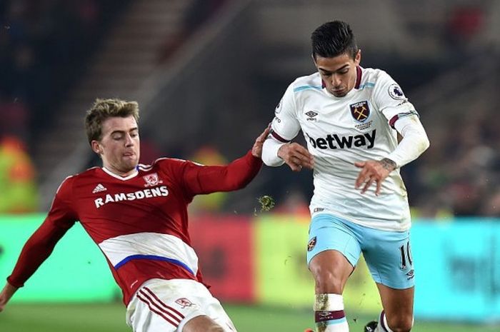 Patrick Bamford (kiri) mentekel bola dari Manuel Lanzini dalam laga Premier League antara Middlesbrough kontra West Ham United di Riverside Stadium, 21 Januari 2017. 