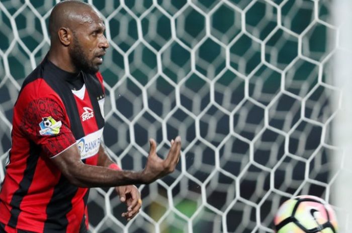  Kapten sekaligus penyerang Persipura, Boaz Solossa bersama rekan-rekannya harus kerja keras saat me