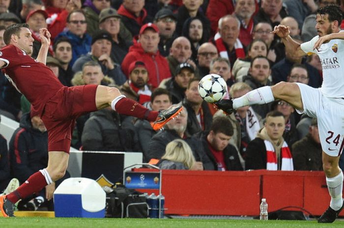  Gelandang AS Roma, Alessandro Florenzi (kanan), berebut bola dengan pemain Liverpool, James Milner, dalam laga leg 1 semifinal Liga Champions 2017-2018 di Stadion Anfield, Liverpool, Inggris, pada Selasa (24/4/2018). 