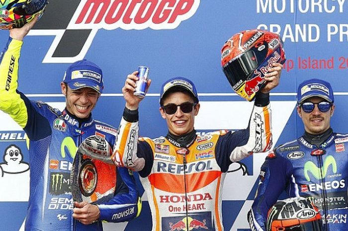  Juara GP Australia 2017, Marc Marquez (tengah, Repsol Honda), melakukan selebrasi di atas podium bersama dua pebalap Movistar Yamaha MotoGP, Valentino Rossi (kiri) dan Maverick Vinales. 