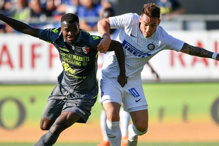 Penyerang Inter Milan, Lautaro Martinez (kiri), berduel dengan gelandang Sion, Freddy Mveng, dalam laga uji coba di Tourbillon Stadium, Sion, 18 Juli 2018.