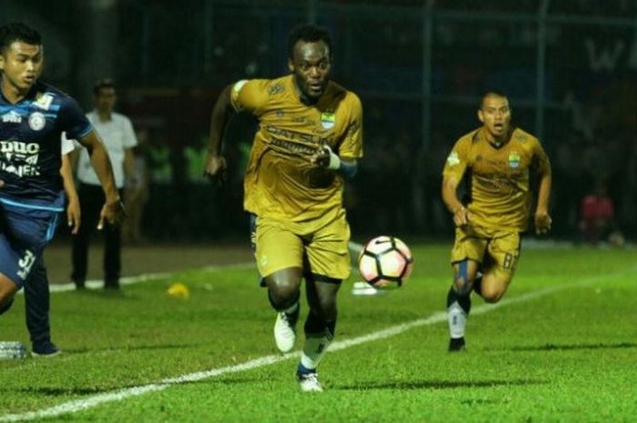 Bek Arema FC, Junda Irawan (kiri) dan gelandang Persib, Michael Essien adu lari cepat saat kedua tim bersua pada pekan ke-19 Liga 1 musim 2017 di Stadion Kanjuruhan, Kabupaten Malang, Sabtu (12/8/2017) malam. 