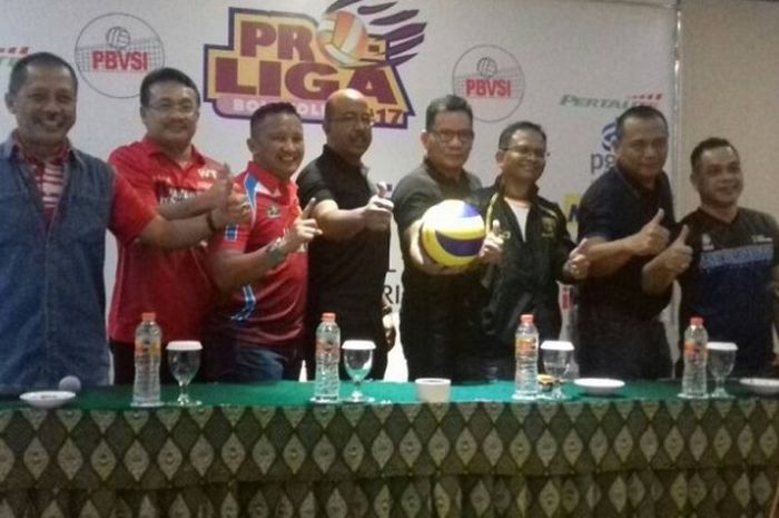 Perwakilan tim voli putra dan putri yang akan berlaga pada final Proliga 2017 berpose di Yogyakarta, Jumat (21/4/2017).