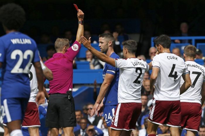 Kapten Chelsea, Gary Cahill, diganjar kartu merah dalam duel kontra Burnley di Stamford Bridge pada Sabtu (12/8/2017).