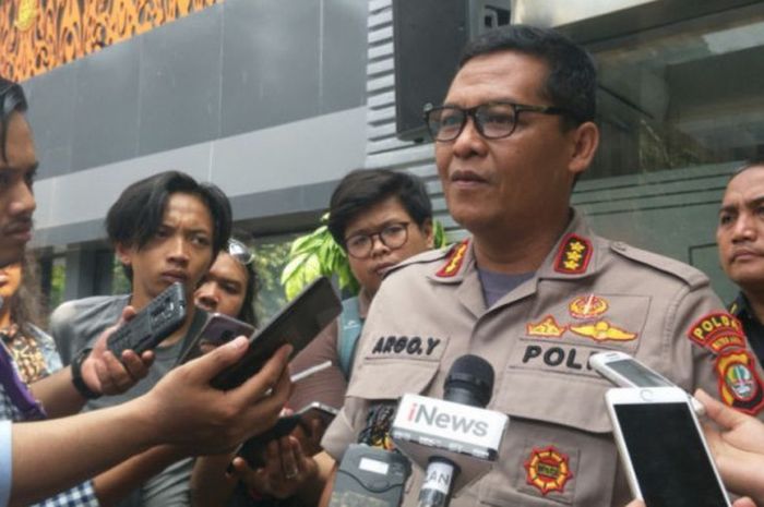 Kabid Humas Polda Metro Jaya, Kombes Argo Yuwono, menyebut Tim Satgas Anti Mafia Bola yang dibentuk oleh Mabes Polri dan Polda Metro Jaya telah bergerak untuk menuntaskan kasus dugaan skandal pengaturan skor yang terjadi di sepak bola Indonesia.