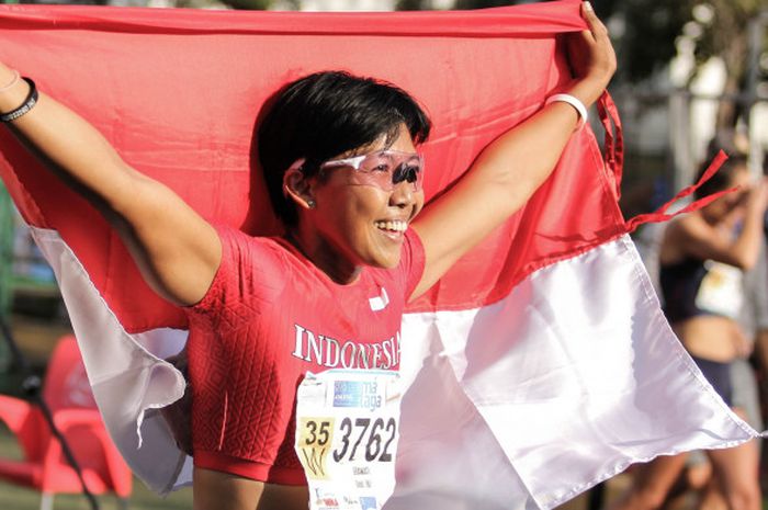 Pelari gawang putri Indonesia, Dedeh Erawati, merayakan keberhasilannya mendapat emas di nomor lari gawang 100 meter Kejuaraan Dunia Masters 2018, Malaga, Spanyol, Sabtu (15/9).