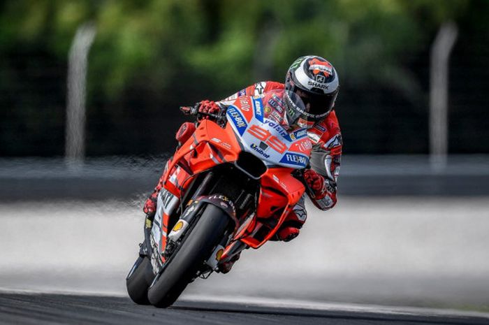 Pebalap tim Ducati, Jorge Lorenzo, saat beraksi pada tes pramusim hari ketiga di Sirkuit Sepang, Malaysia, Selasa (30/1/2018). 