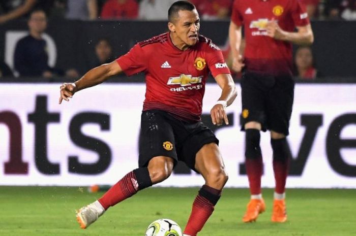 Aksi penyerang Manchester United, Alexis Sanchez, dalam partai International Champions Cup 2018 lawan AC Milan di StubHub Center Carson, Kalifornia, 25 Juli 2018.