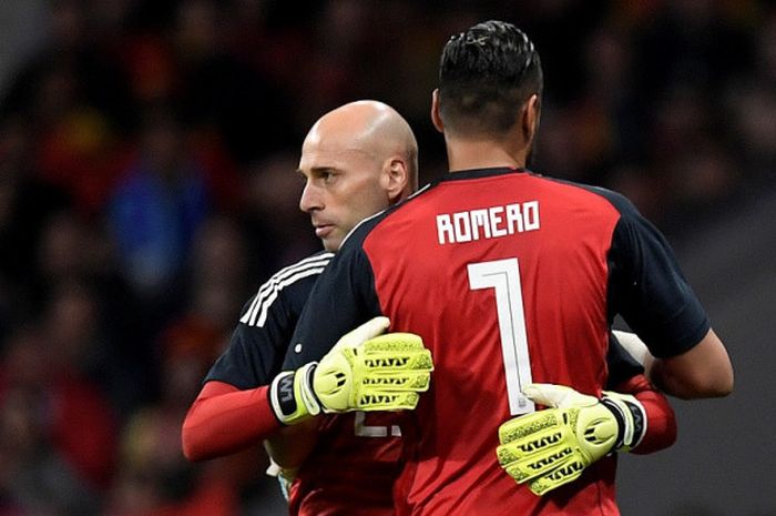 Kiper Argentina, Sergio Romero (kanan), digantikan oleh Willy Caballero dalam laga persahabatan kontra Spanyol di Stadion Wanda Metropolitano, Madrid, Spanyol pada 27 Maret 2018.