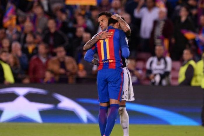 Bek Juventus, Dani Alves, memeluk gelandang FC Barcelona, Neymar, seusai laga leg kedua perempat final Liga Champions di Camp Nou, Barcelona, Spanyol, pada 19 April 2017.