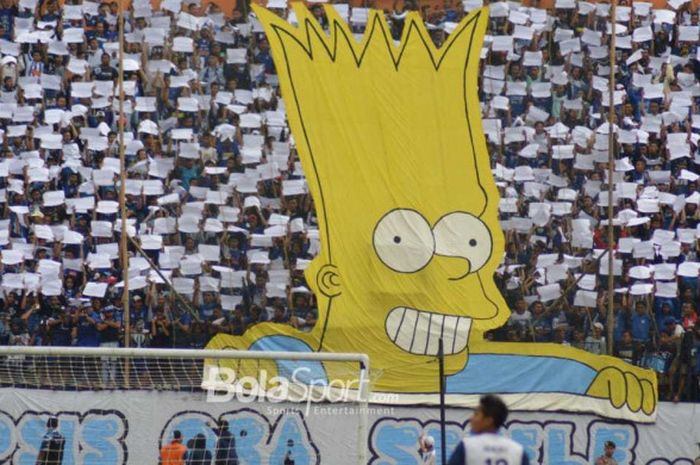 Koregrafi dengan karakter Bart Simpson dibawa ordo pendukung PSIS Semarang, Panser Biru saat menjamu Arema FC pada lanjutan Liga 1 2018 di Stadion Moch Soebroto, Kota Magelang, 4 November 2018. 