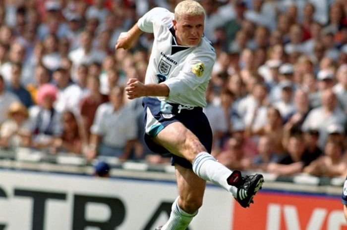 Paul Gascoigne menembak bola ke gawang Skotlandia dalam pertandingan fase grup Piala Eropa, 15 Juni 