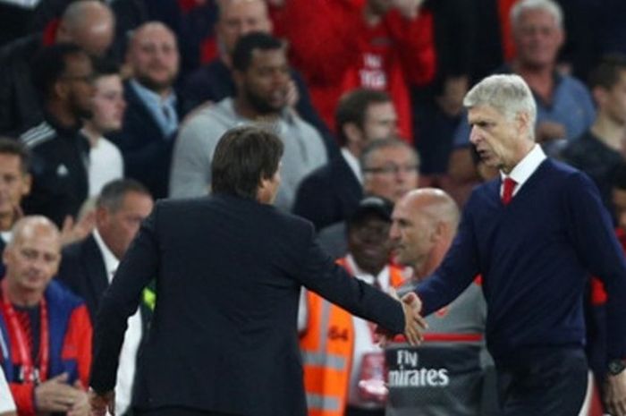 Manajer Arsenal, Arsene Wenger (kanan), bersalaman dengan manajer Chelsea, Antonio Conte, ketika dua tim bertemu dalam laga lanjutan Premier League di Stadion Emirates pada 24 September 2016.