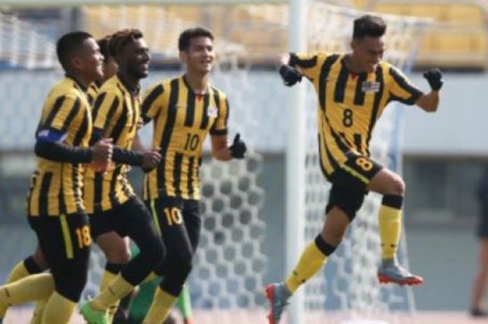  Pemain timnas U-19 Malaysia, Nik Akif Syahiran (kanan)  pada kualifikasi Piala Asia U-19 2018. 