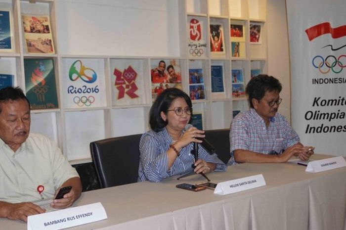 Juru Bicara Komite Olimpiade Indonesia (KOI) Hellen Sarita De Lima (tengah) didampingi Bambang Rus Effendy (kiri) dan Syahril Nawir saat menggelar konferensi pers akhir tahun di kantor pusat KOI, Jakarta, Kamis (29/12/2016).