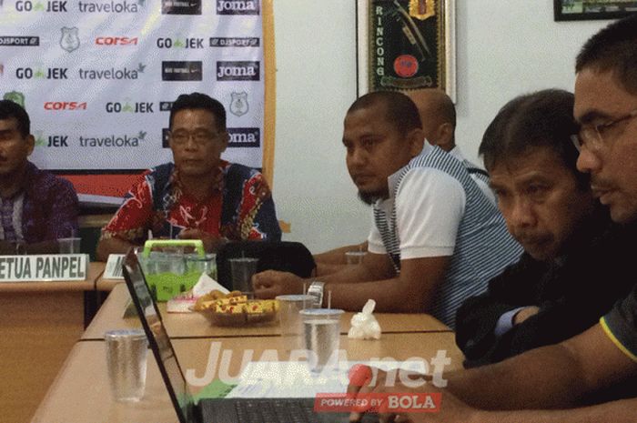 Pelatih Persiraja Akhyar Ilyas mengingatkan pemainnya agar tidak melakukan tindakan berlebihan saat protes kepada wasit