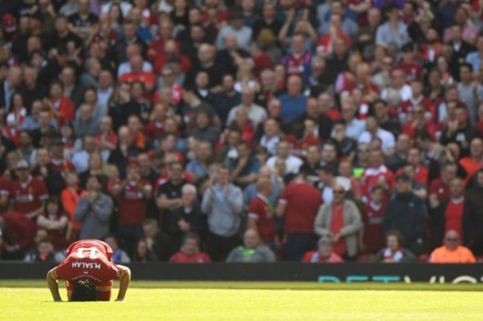 Penyerang Liverpool, Mohamed Salah, sujud syukur setelah mencetak gol ke gawang Brighton and Hove Albion pada laga Liga Inggris di Stadion Anfield, Liverpool, Minggu (13/5/2018).