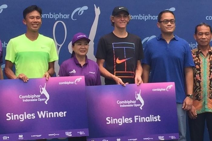 Ti Chen (kedua dari kiri) dan Max Purcell (keempat dari kiri) setelah tampil di final turnamen ITF Combiphar Indonesia Terbuka F6 Futures 2017 di lapangan tenis Hotel Sultan, Jakarta, Minggu (16/4/2017).