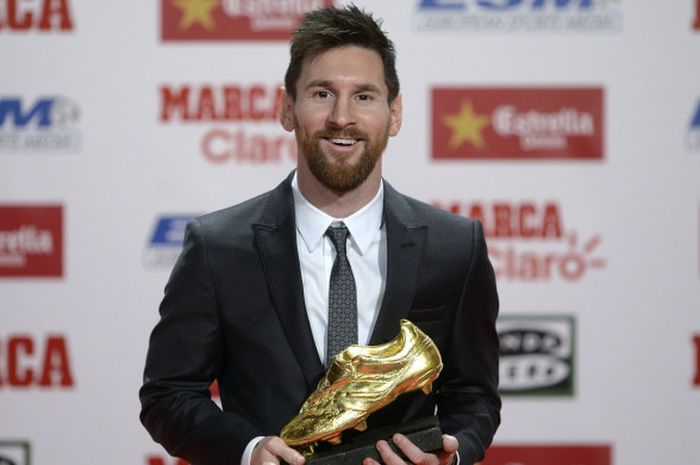 Megabintang FC Barcelona asal Argentina, Lionel Messi, berpose seusai menerima Sepatu Emas Eropa 2017 dalam acara seremonial di Antigua Fabrica Estrella Damm, Barcelona, Spanyol, pada 24 November 2017.