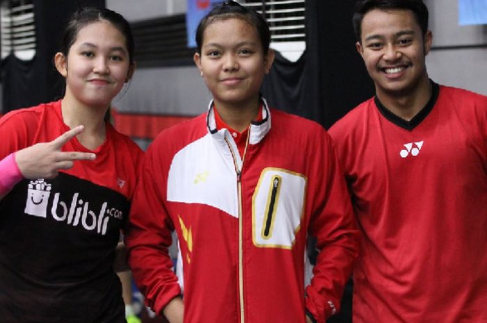 Ribka Sugiarto (kiri), Siti Fadia Silva (tengah), dan Rehan Naufal Kusharjanto pada Asia Junior Championship 2017.
