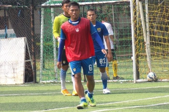 Pemain Persib Bandung, Tony Sucipto, saat menjalani sesi latihan bersama rekan-rekannya.