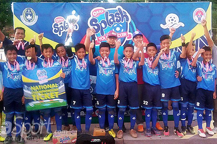 SSB Browcelona (Browijoyo) menerima medali juara Liga Sepak bola Yunior atau Okky Splash Youth Soccer League (OSYSL) 2018 zona DI Yogyakarta setelah mengalahkan SSB MAS 1-0 di Lapangan Jambidan, Banguntapan, Bantul, Minggu (29/4/2018).