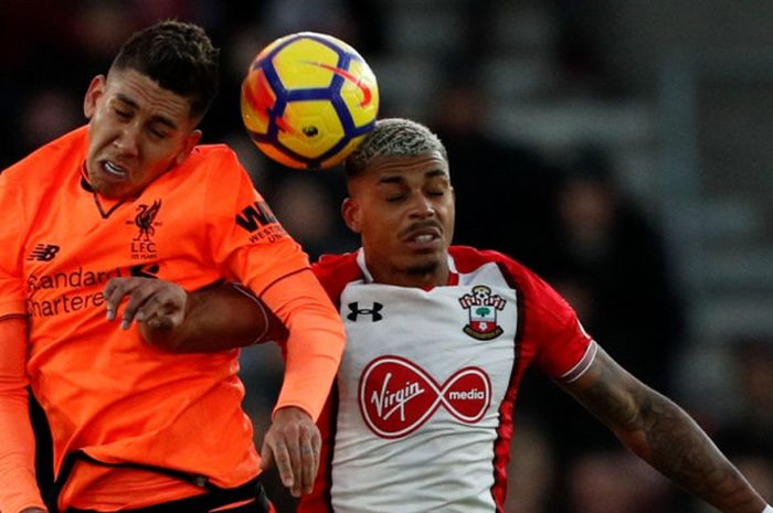 Striker Liverpool FC, Roberto Firmino (kiri), berduel dengan gelandang Southampton, Mario Lemina, dalam laga Liga Inggris di Stadion St. Mary's, Southampton, pada 11 Februari 2018.