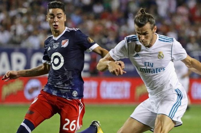 Aksi penyerang sayap Real Madrid, Gareth Bale (kanan), dalam partai uji coba lawan MLS All-Stars di Soldier Field, Chicago, 2 Agustus 2017.