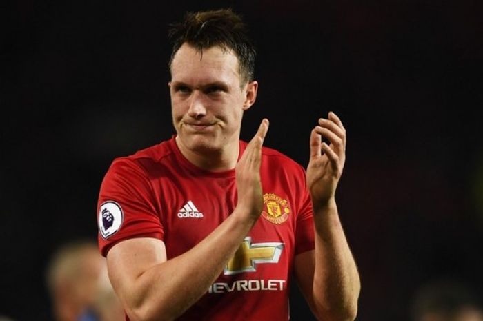 Bek Manchester United, Phil Jones, bertepuk tangan ke arah penggemar seusai melakoni laga Premier Le