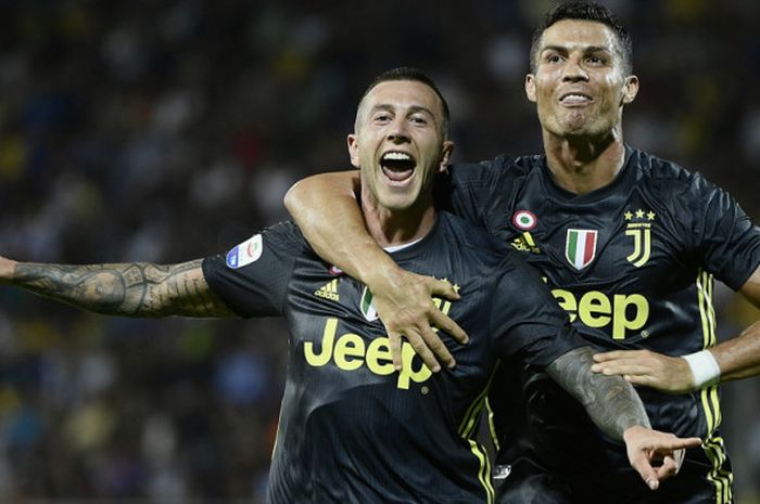 Dua penyerang Juventus, Cristiano Ronaldo (kanan) dan Federico Bernardeschi, merayakan gol ke gawang Frosinone dalam laha Liga Italia 2018-2019 di Stadion Benito-Stirpe, Frosinone, Italia, pada Minggu (23/9/2018).