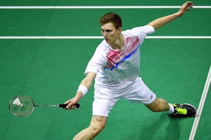 Pebulu tangkis tunggal putra Denmark, Viktor Axelsen, mengembalikan kok ke arah Daren Liew (Malaysia) pada semifinal Malaysia Masters yang berlangsung di Axiata Arena, Kuala Lumpur, Sabtu (20/1/2018).