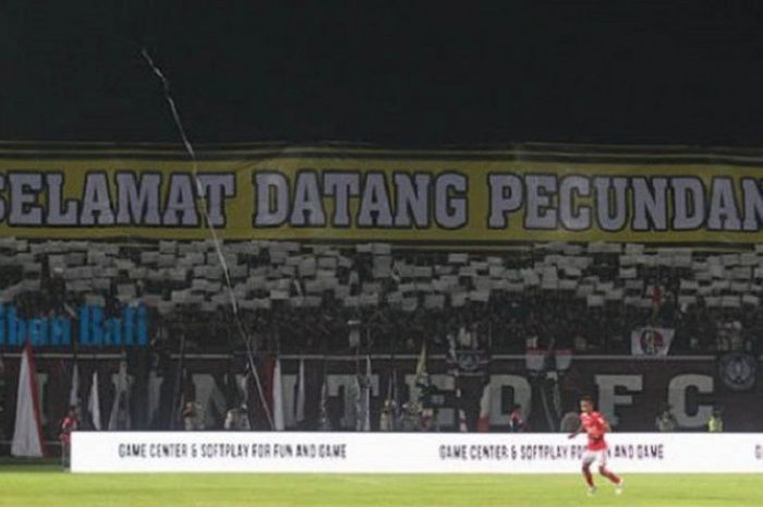 Spanduk yang dibentangkan oleh suporter Bali United saat melawan Bhayangkara FC, di Stadion I Wayan 