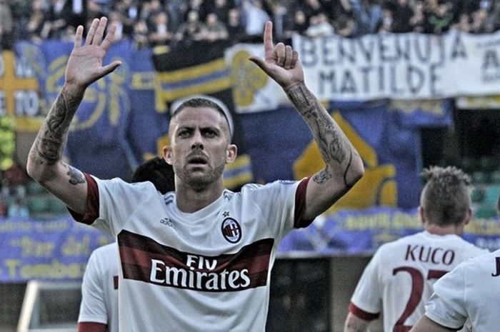 Penyerang AC Milan, Jeremy Menez, merayakan gol ke gawang Hellas Verona, dalam lanjutan Serie A di Stadion Marc Antonio Bentegodi, Senin (25/4/2016). 