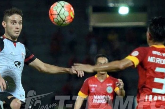 Striker T-Team, Patrick Cruz (kiri) mencoba menghindari adangan bek Sarawak FA, Ma'on Riduwan di Stadion Sarawak, Kuching, Jumat (29/7/2016) malam. 