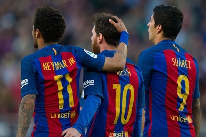 Lionel Messi merayakan gol dengan Neymar dan Luis Suarez dalam pertandingan lanjutan La Liga antara Barcelona kontra Villarreal di Camp Nou, 6 Mei 2017. 