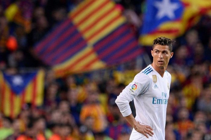    Ekspresi megabintang Real Madrid, Cristiano Ronaldo, dalam laga Liga Spanyol kontra FC Barcelona di Stadion Camp Nou, Barcelona pada 6 Mei 2018.   