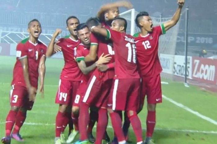  Para pemain timnas merayakan gol Hansamu Yama ke gawang Thailand pada final pertama Piala AFF 2016 di Stadion Pakansari, Bogor, Rabu (14/12/2016).  