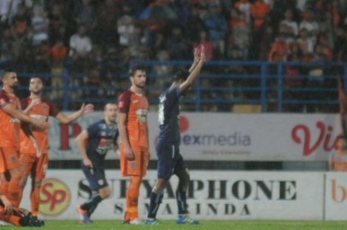 Gelandang Arema Cronus, Ferry Aman Saragih, mengangkat tangan seusai mencetak gol ke gawang PBFC yang merupakan eks timnya di Stadion Segiri, Samarinda, Minggu (11/12/2016).