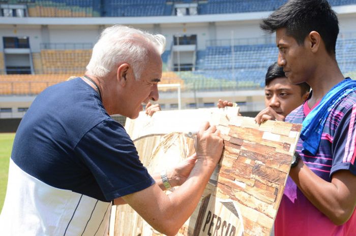 Mario Gomez (kiri) menandatangani hasil karya milik salah seorang bobotoh asal Tangerang,Budi.