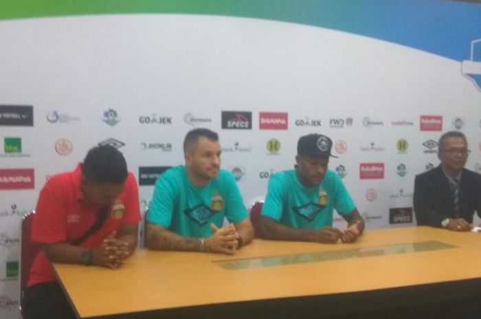 Pelatih Bhayangkara FC, Simon McMenemy (kedua dari kiri), dan striker Marinus Wanewar (ketiga dari kiri) dalam sesi jumpa pers setelah pertandingan di kandang Barito Putera, Sabtu (28/4/2018).