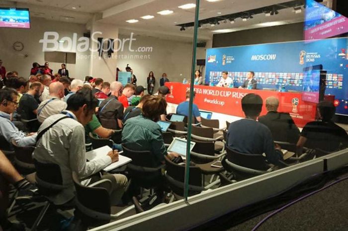 Pelatih Spanyol, Fernando Hierro, memberikan keterangan dalam jumpa pers usai laga melawan Rusia di babak 16 besar Piala Dunia 2018, 1 Juli 2018 di Luzhniki Stadium, Moskow.